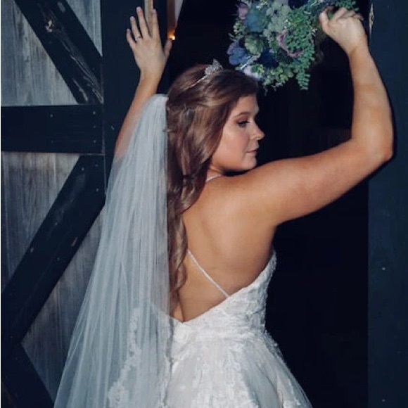 Beautiful Brand New Oleg Cassini Plus Size (street size 20) Wedding Gown $499! - Picture 3 of 8